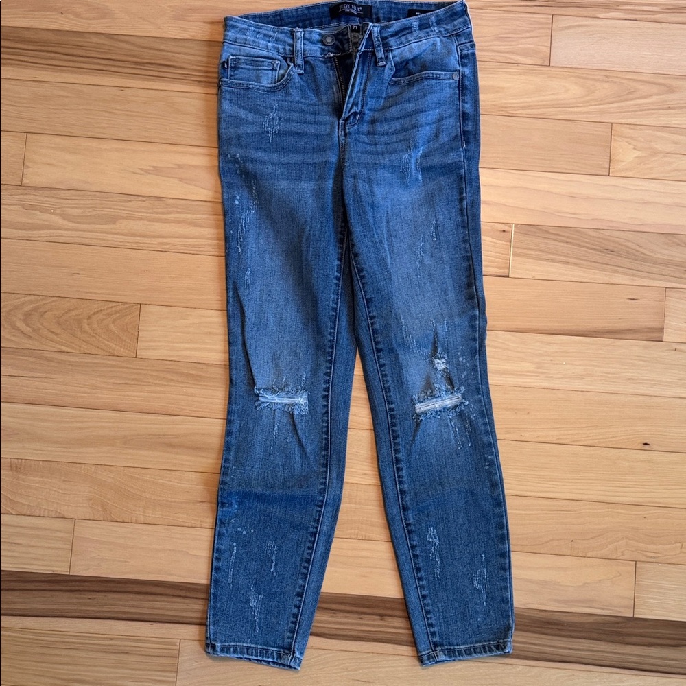 Judy Blue Distressed Skinny Jeans in Classic Blue